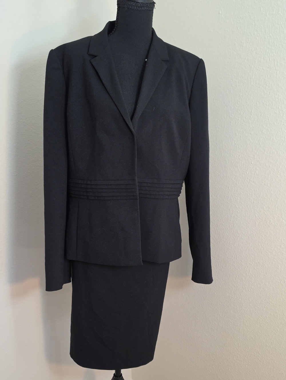 Calvin Klein Pleated Waist Cropped Skirt Suit | Black | Size 14